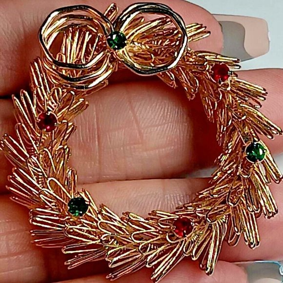 CHRISTMAS Pin Brooch Vintage Wreath Red Green Enamel Textured Gold Tone Estate - Picture 2 of 5